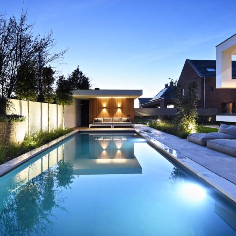 Luxe zwembad bij prachtige villa te Sambeek