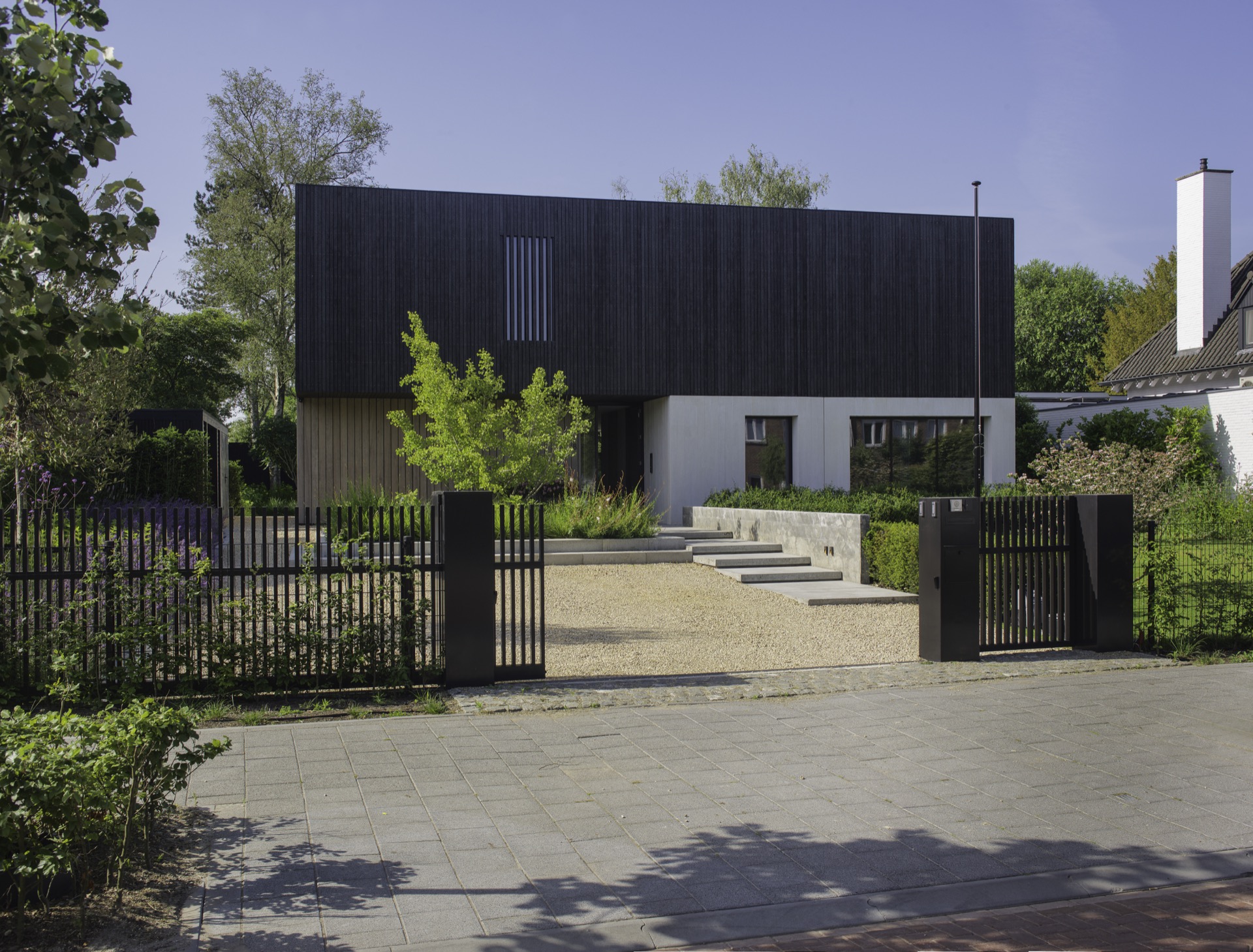 Grijs/beige stenen villa, prachtig zwart houten accenten, luxe villa ,Villa, huisvesting, buitenshuis, kantoorgebouw, achtertuin, tuin, natuur, gras, interieurontwerp, poort, Luxe, Design, Exclusief, Modern, Maatwerk, Bijzondere, Mooie