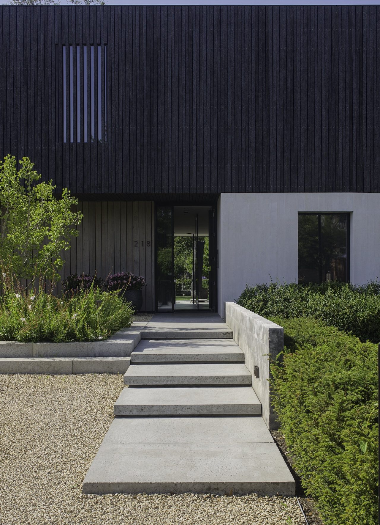 Grijs/beige stenen villa, prachtig zwart houten accenten, luxe villa ,Interieurontwerp, pad, gras, plant, heg, loopbrug, buitenshuis, huisvesting, stad, natuur, Luxe, Design, Exclusief, Modern, Maatwerk, Bijzondere, Mooie