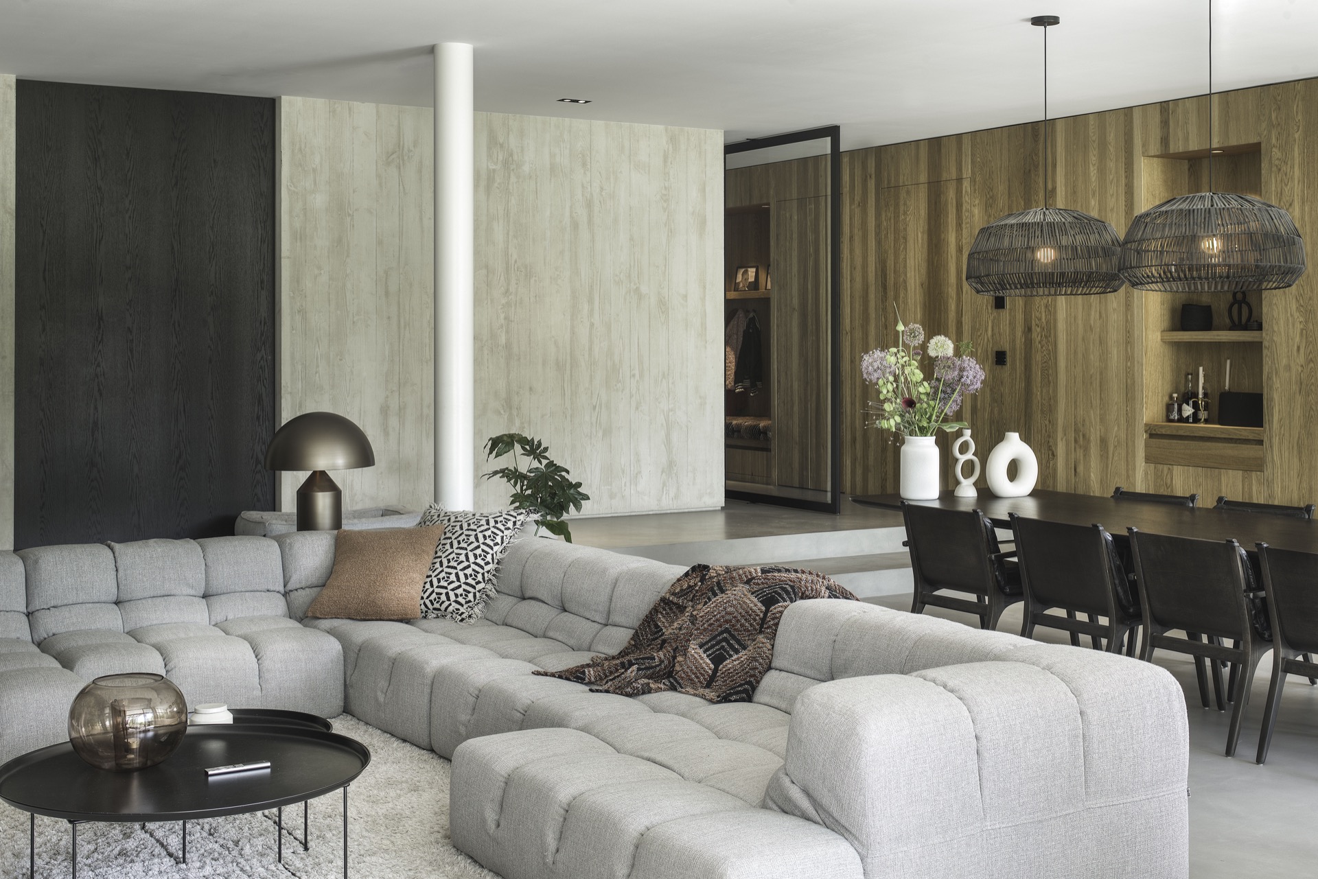 Gietvloer, woonkamer inspiratie, eikenhouten kastenwand, luxe zwart houten eettafel, zwarte eetstoelen, design lichtgrijze hoekbank ,Interieurontwerp, binnenshuis, woondecoratie, bank, meubels, woonkamer, stoel, lamp, tafel, kussen, Luxe, Design, Exclusief, Modern, Maatwerk, Bijzondere, Mooie