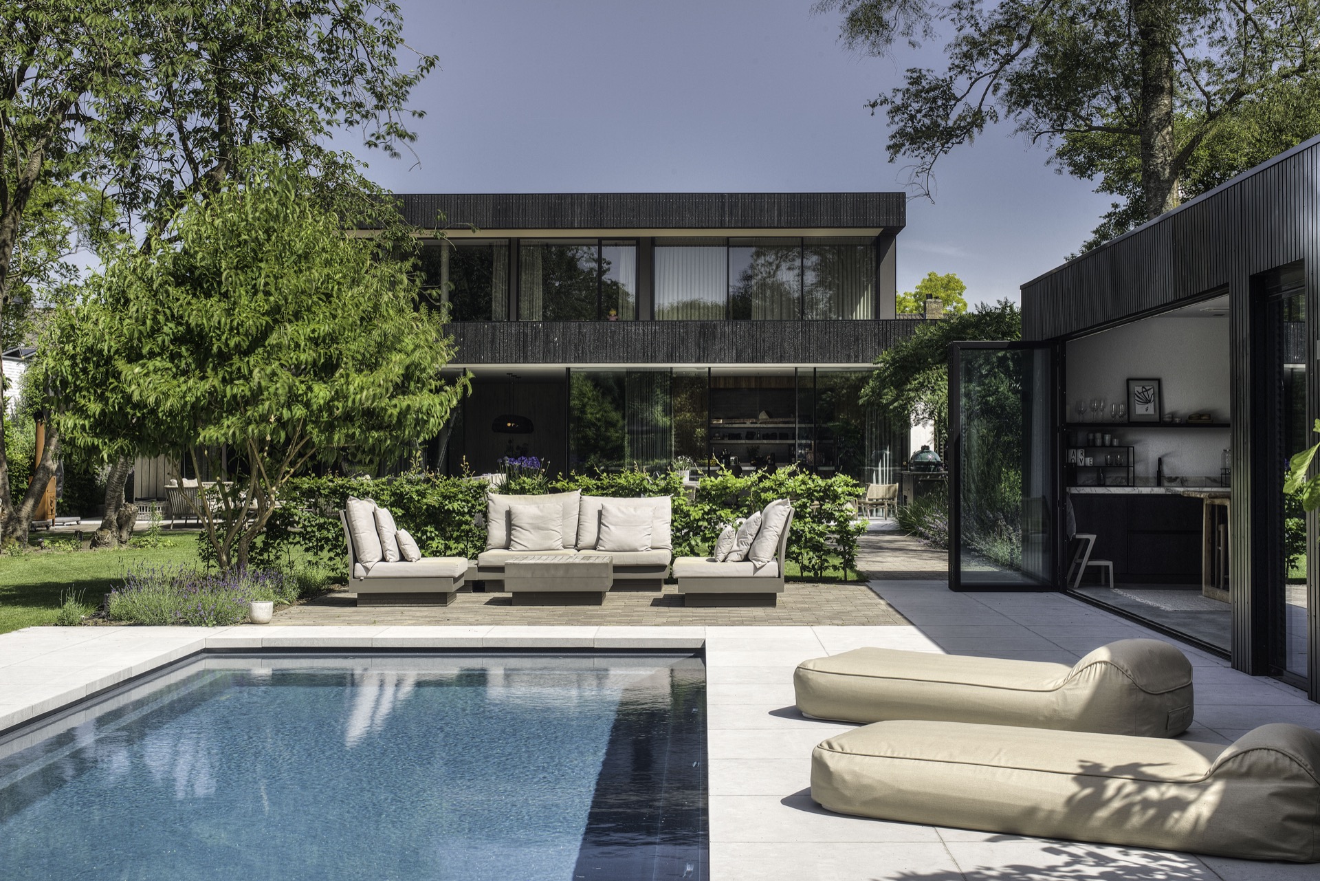 Luxe meubelen in royale tuin met modern riant zwembad bij luxe villa ,Villa, huisvesting, huis, achtertuin, buitenshuis, zwembad, water, stoel, bank, zwembad, Luxe, Design, Exclusief, Modern, Maatwerk, Bijzondere, Mooie