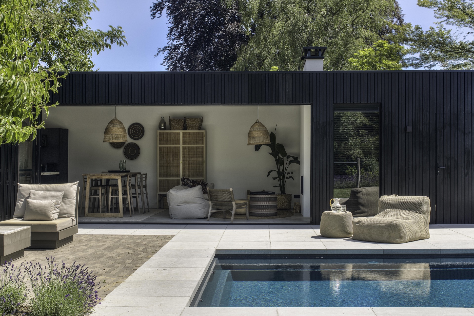 Luxe meubelen in royale tuin met modern riant zwembad bij luxe villa ,Interieurontwerp, achtertuin, villa, huisvesting, zwembad, water, potplant, woondecoratie, stoel, zwembad, Luxe, Design, Exclusief, Modern, Maatwerk, Bijzondere, Mooie