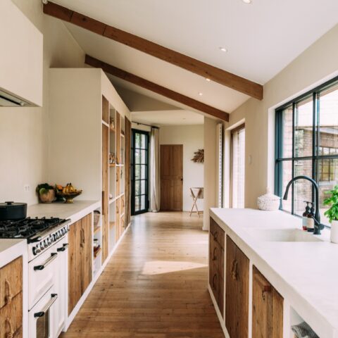 Authentiek minimalisme met hout en steellook