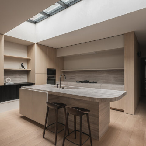 Intérieur d’extension moderne avec détails sur mesure