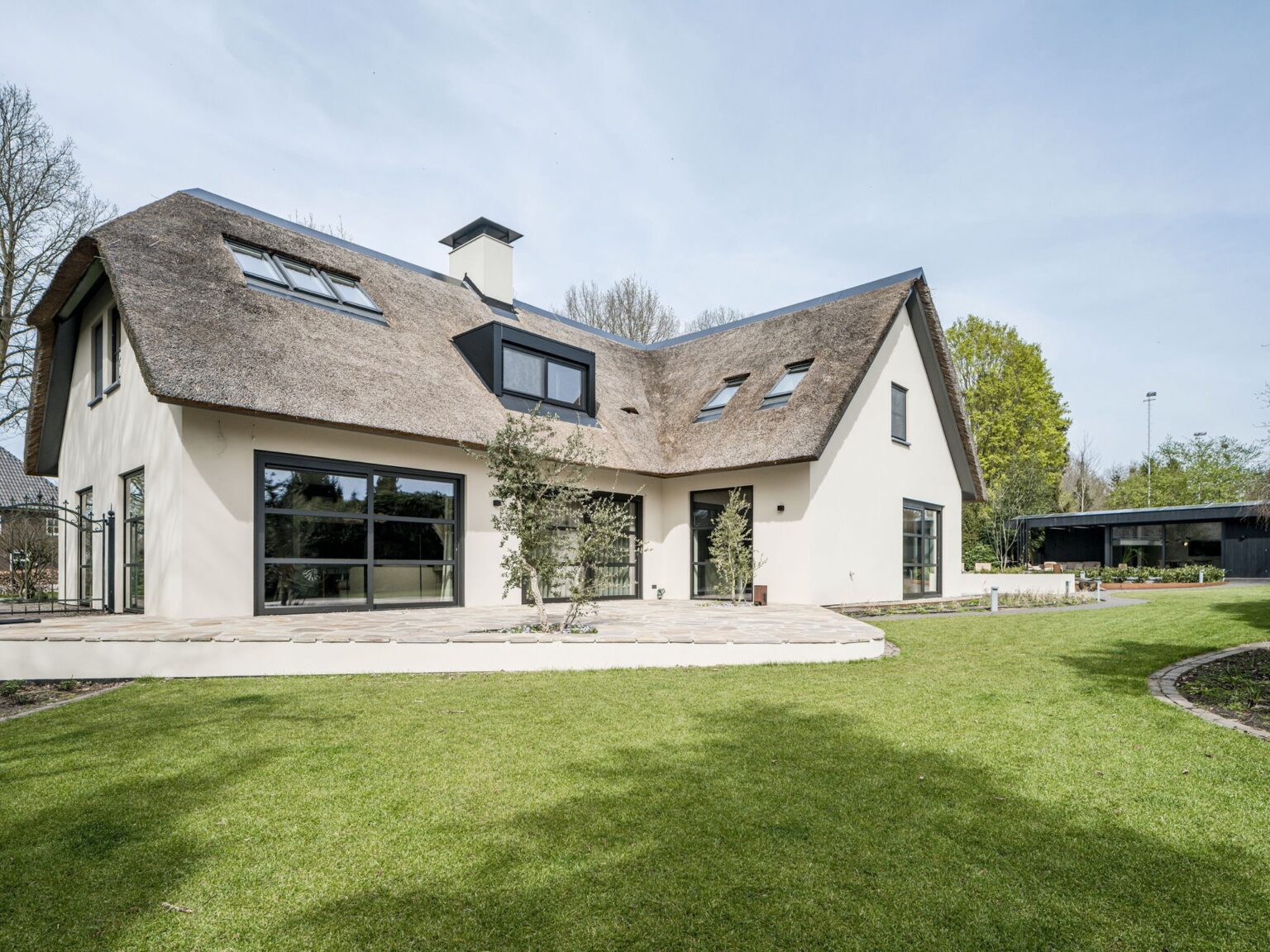 binnen-in-de-11-miljoen-kostende-villa-die-roger-lips-achterliet