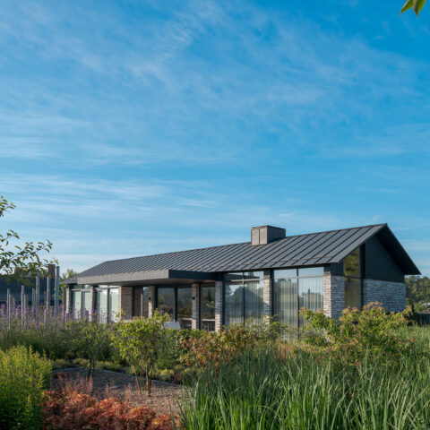 Bungalow met bijzonder lijnenspel