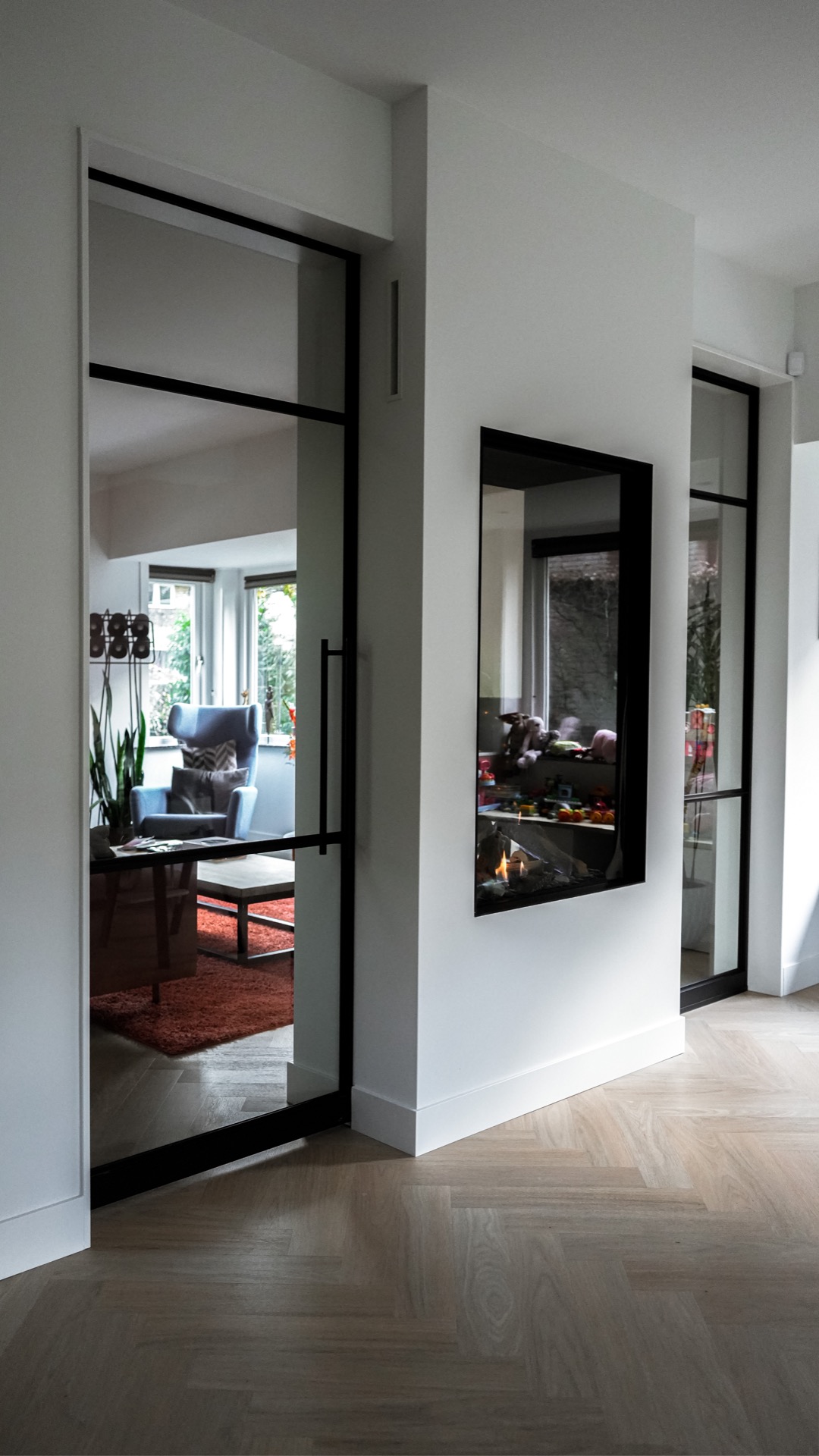 Luxe woonkamer met design meubelen ,Deur, behuizing, vloerkleed, woondecoratie, schuifdeur, huis, interieurontwerp, binnen, persoon, plant, Luxe, Design, Exclusief, Modern, Maatwerk, Bijzondere, Mooie