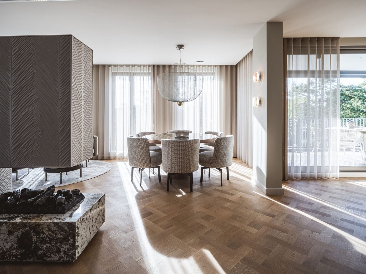 Houten visgraat vloer, modern bruin/wit marmeren openhaard, luxe doorschijnende beige gordijnen, luxe stoffen off white eetstoelen, Luxury, Design, Exclusive, Modern, Custom Made, Special, Beautiful