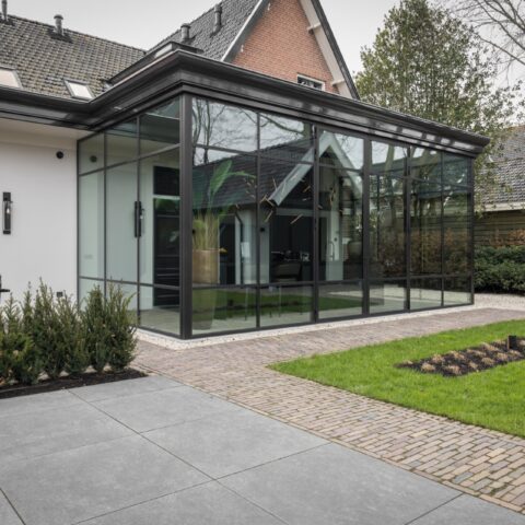 Luxe aanbouw met geïsoleerde buitendeuren