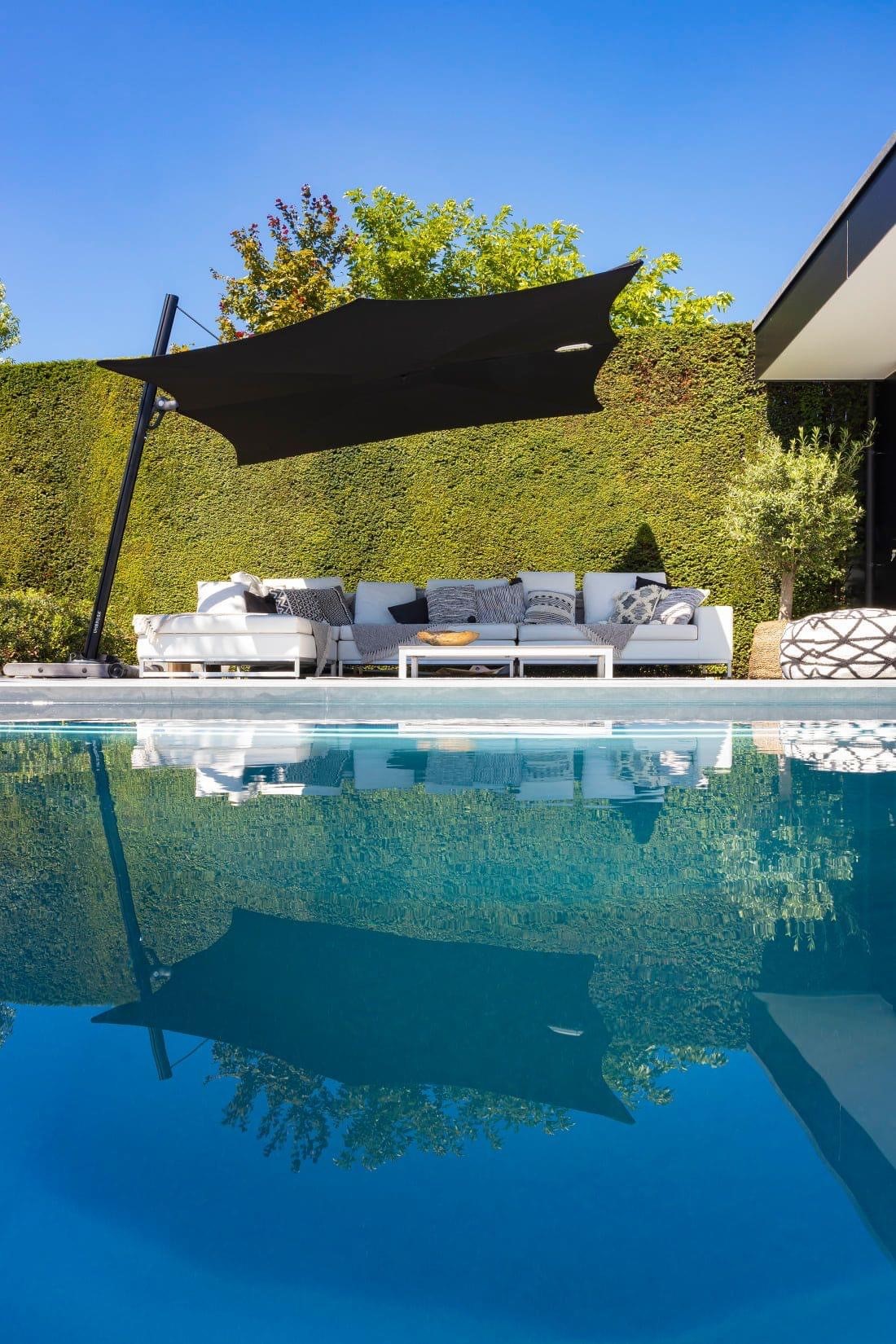 Design parasol umbrosa spectra en loungeset,Zwembad, water, zwembad, bank, meubels, achtertuin, buiten, bank, behuizing, haai, Luxe, Design, Exclusief, Modern, Maatwerk, Bijzondere, Mooie