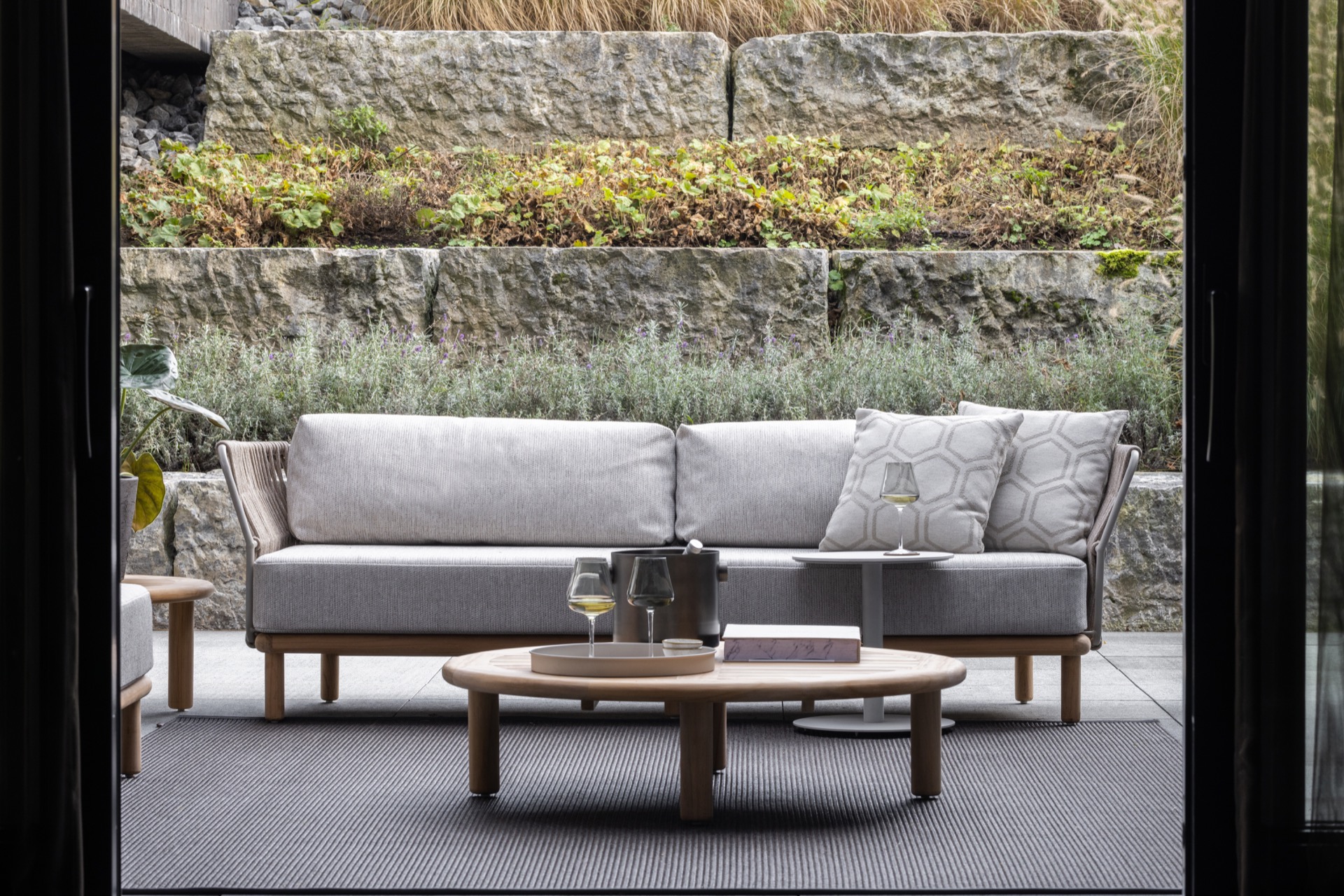 buiten terras, terras stoelen, luxe terras, buiten meubilair ,Salontafel, bank, meubels, tafel, interieurontwerp, woondecoratie, tafelblad, boek, woonkamer, kussen, Luxe, Design, Exclusief, Modern, Maatwerk, Bijzondere, Mooie