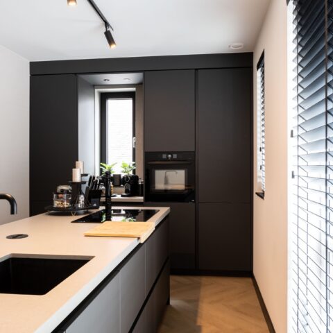Moderne keuken en inloopkast, Dongen