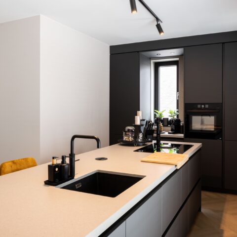Moderne keuken en inloopkast, Dongen