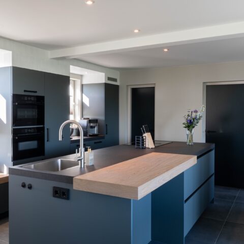 Large living kitchen with island, Waardhuizen