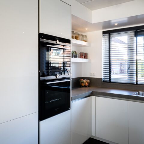 Witte frisse u-vorm keuken, Rijswijk