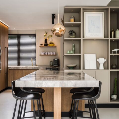 Pièce extérieure moderne avec mur en lattes de bois et terrasse couverte
