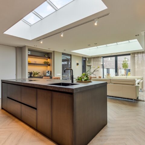 Keuken van notenhout en brons