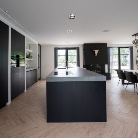 Moderne zwart eikenhouten keuken en interieur op maat
