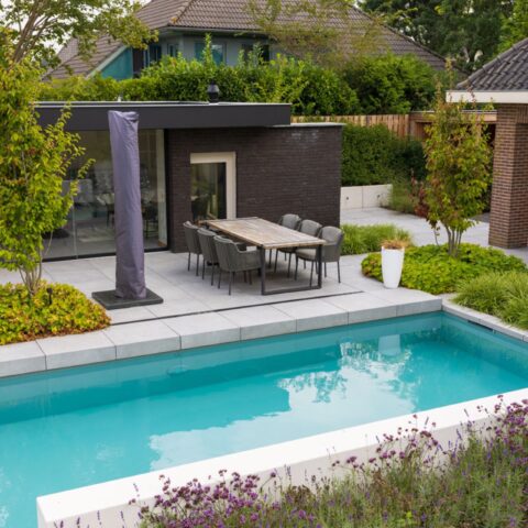 Moderne tuin met zwembad en tuinkamer