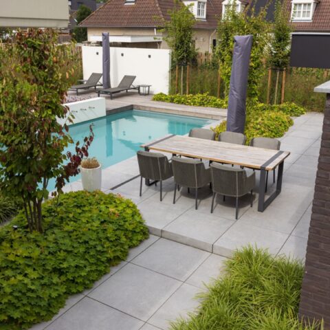 Moderne tuin met zwembad en tuinkamer