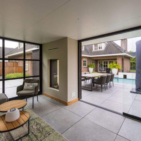 Moderne tuin met zwembad en tuinkamer