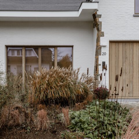 Renovatie met warme tinten en afrormosia ramen