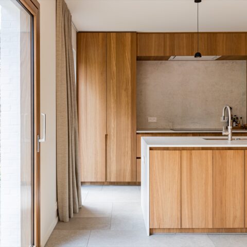 Renovatie met warme tinten en afrormosia ramen