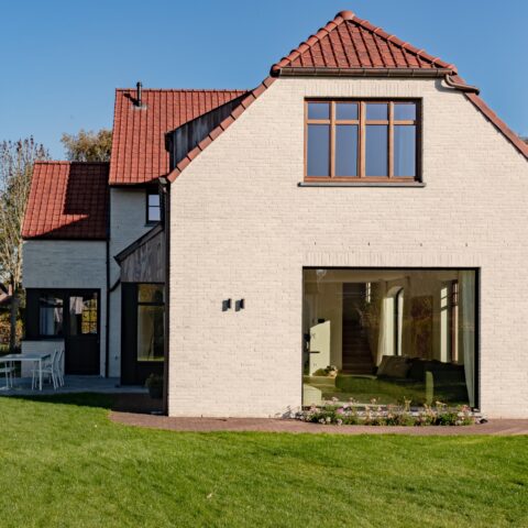 Een tijdloze landelijke woning met houten ramen