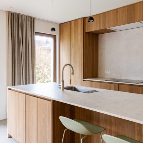 Renovatie met warme tinten en afrormosia ramen