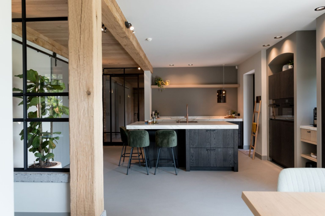 The custom wooden kitchen: authenticity and a rich atmosphere