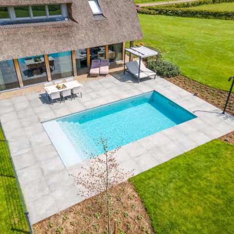 Vrijstaande nieuwbouwvilla met strak designzwembad