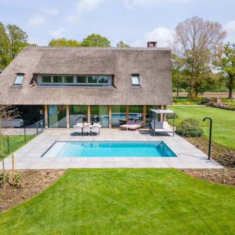 Vrijstaande nieuwbouwvilla met strak designzwembad