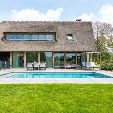 Vrijstaande nieuwbouwvilla met strak designzwembad