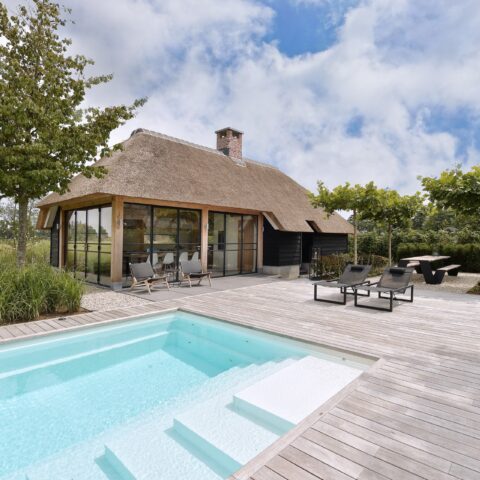 Prestigieus familiezwembad met een luxe poolhouse