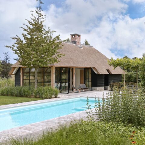 Prestigieus familiezwembad met een luxe poolhouse