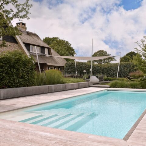 Prestigieus familiezwembad met een luxe poolhouse