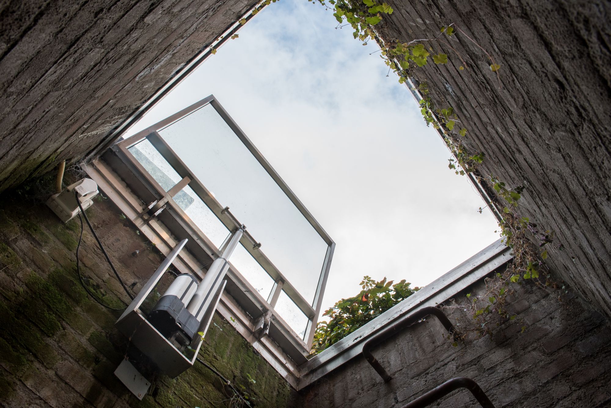 Dakraam, raam, huisschade, raam - kapot, vensterbank, binnenshuis, telefooncel, lift, toren, fotovenster, Luxe, Design, Exclusief, Modern, Maatwerk, Bijzondere, Mooie