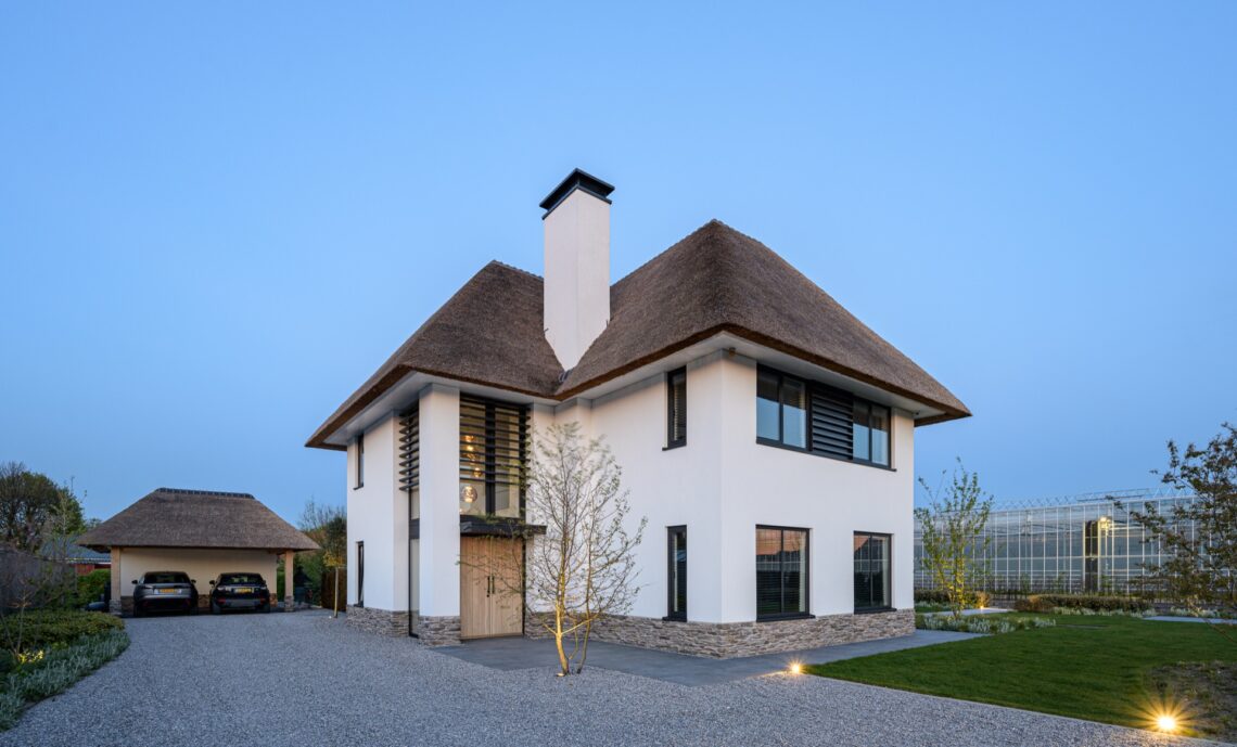 Moderne villa met rieten kap