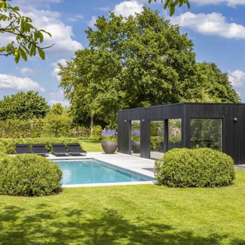 Moderne villa met zwembad in argrarische omgeving