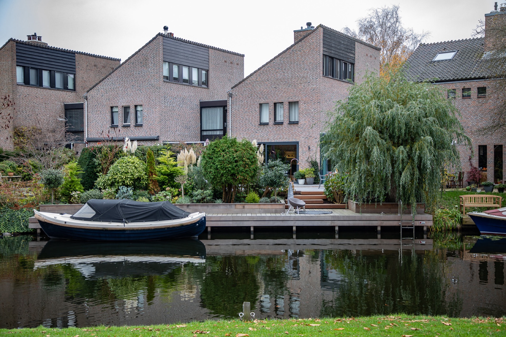 Water,Waterfront,Outdoors,Scenery,Neighborhood,Villa,Pond,Boat,Plant,City, Luxury, Design, Exclusive, Modern, Custom Made, Special, Beautiful