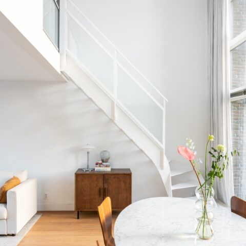 Witte stalen trap met balustrade