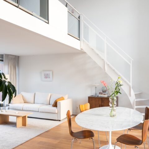 Witte stalen trap met balustrade
