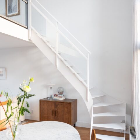 Witte stalen trap met balustrade