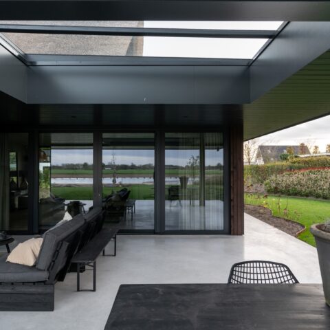 Overkapping met stalen frame en glas