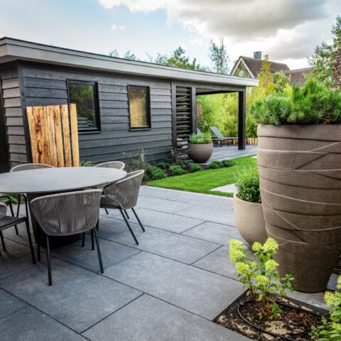 Luxury garden with lots of greenery and privacy