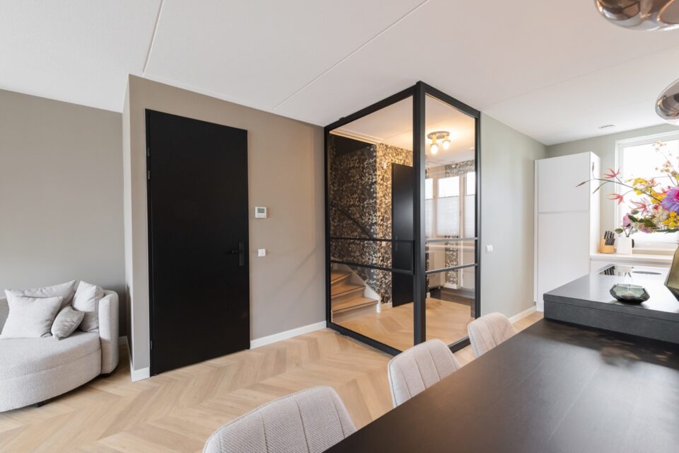 Meer licht in de gang met hoekopstelling van glas - HOOG.design ...