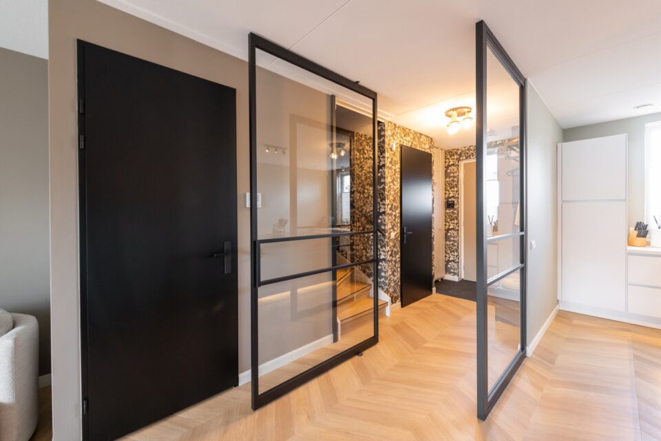 Meer licht in de gang met hoekopstelling van glas - HOOG.design ...