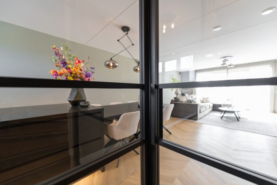 Meer licht in de gang met hoekopstelling van glas - HOOG.design ...
