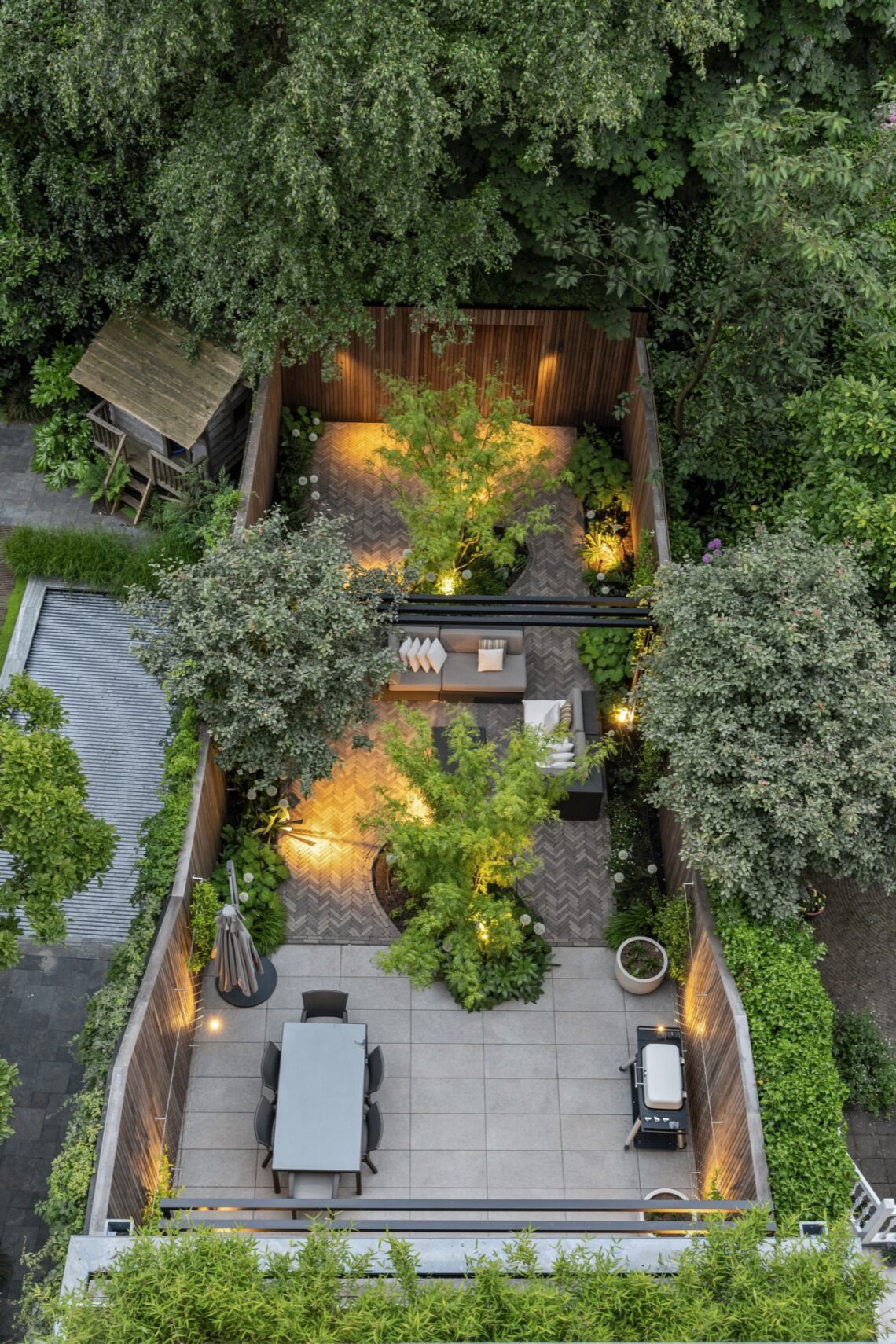 Moderne stadstuin met dakterras en pergola