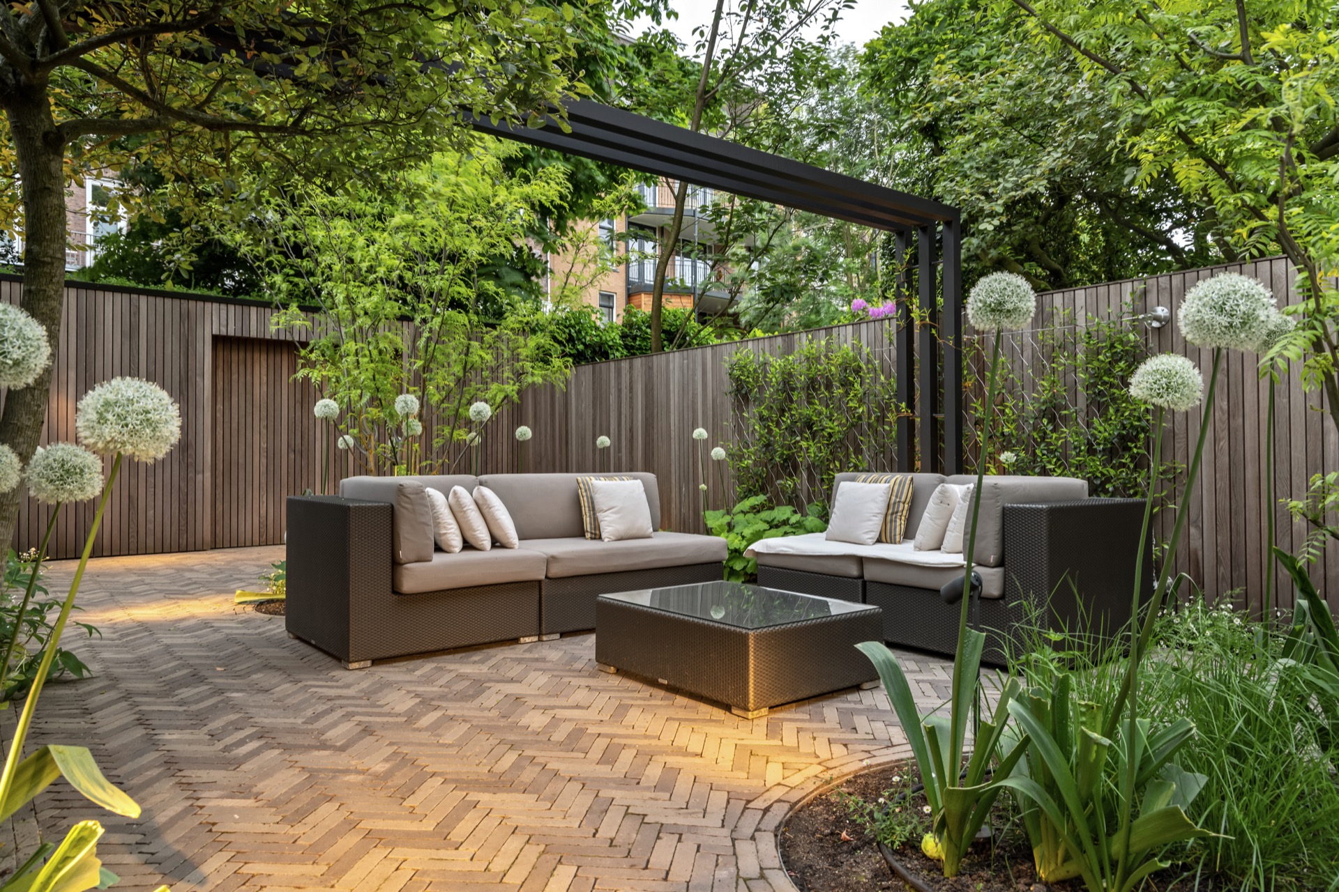 Achtertuin, Natuur, Buitenshuis, Tuin, Interieurontwerp, Tuin, Bank, Meubels, Patio, Potplant, Luxe, Design, Exclusief, Modern, Maatwerk, Bijzondere, Mooie